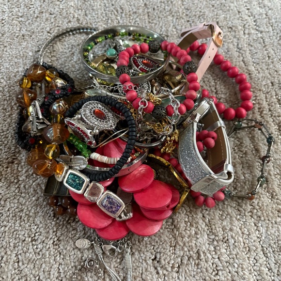 Jewelry Lot - New, Vintage, and Modern - Earrings, Bracelets, and Necklaces - Picture 4 of 6